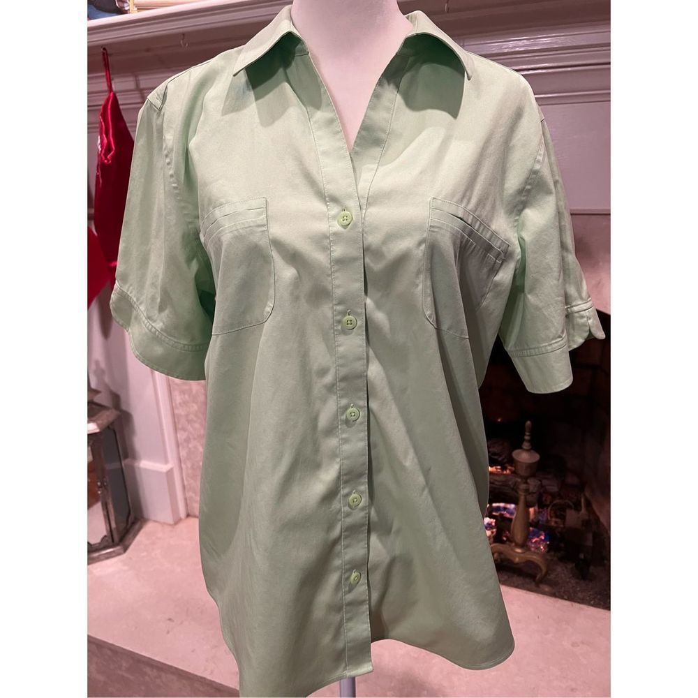 Chico’s no iron top size large.